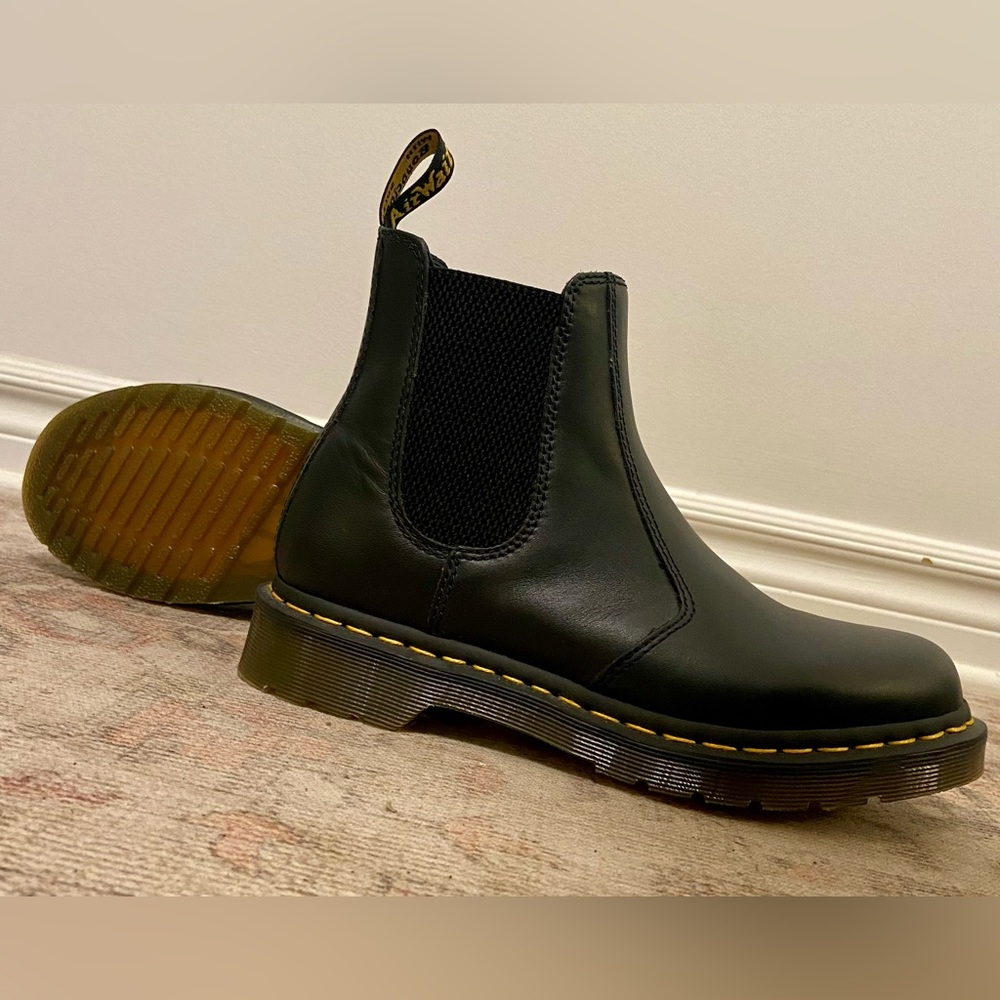 Doc Marten Women’s Smooth Leather Chelsea Boot sz 8.